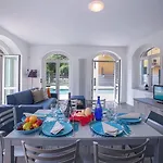 Uno Pool Side بيت للعطل *